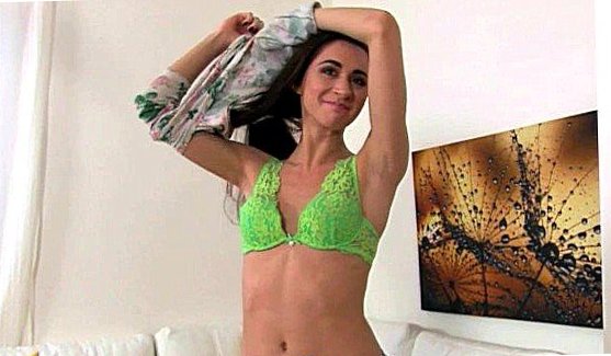Порно HD: Но сегодня служанка украла кошелек за то, что ее насильно трахали и сбежала